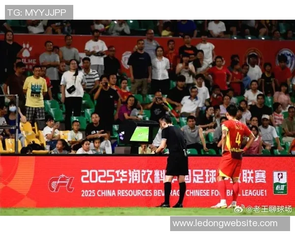 广西外援阿萨莫阿遭遇颈椎骨折意外撞坏场边LED广告牌引发关注 广西外援阿萨莫阿遭遇颈椎骨折意外撞坏场边LED广告牌引发关注