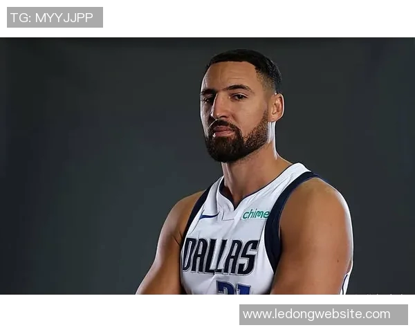 克莱半场表现出色三分球完美命中助力球队进攻火力全开 克莱半场表现出色三分球完美命中助力球队进攻火力全开