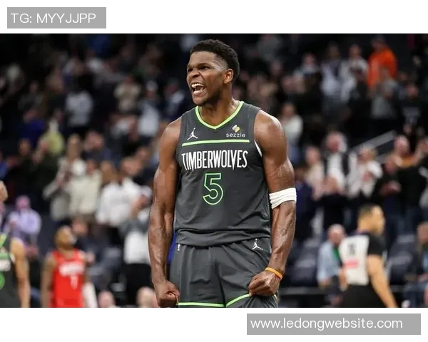 爱德华兹首节表现抢眼9投4中三分球命中率待提升 爱德华兹首节表现抢眼9投4中三分球命中率待提升