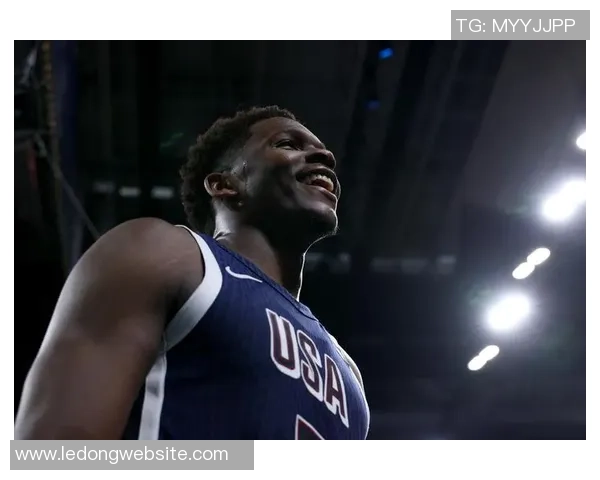 爱德华兹首节表现抢眼8投4中三分球命中率高达40贡献14分助力球队进攻